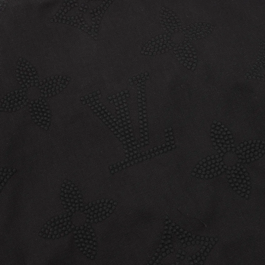 🅿️570 Louis Vuitton/Louis Vuitton pearl presbyopic stitching baseball uniform jacket Warm reminder: It is recommended to hand wash or dry clean! ! This year is particularly popular. Baseball uniform jackets are available at all levels of the market (you must compare the details). The most powerful quality control. Baseball uniforms have been produced and researched for 7 years. The details are exquisite. With it, you will be the most handsome boy in the world. The fully painted surface with four-button buttons (buttons with LOGO), the fabric is customized for more than a month. It is not ready-made in the market. It is made of woolen blended fabric, custom-woven and dyed. It has high color fastness. It is recommended to hand wash or dry clean for the first time. "Custom-woven knitted rib at the hem", the lining is made of silky and delicate cupro fiber material, which can be worn directly against the body. It is extremely comfortable, a heavy-hitting item, purchase version! Size：XS-L